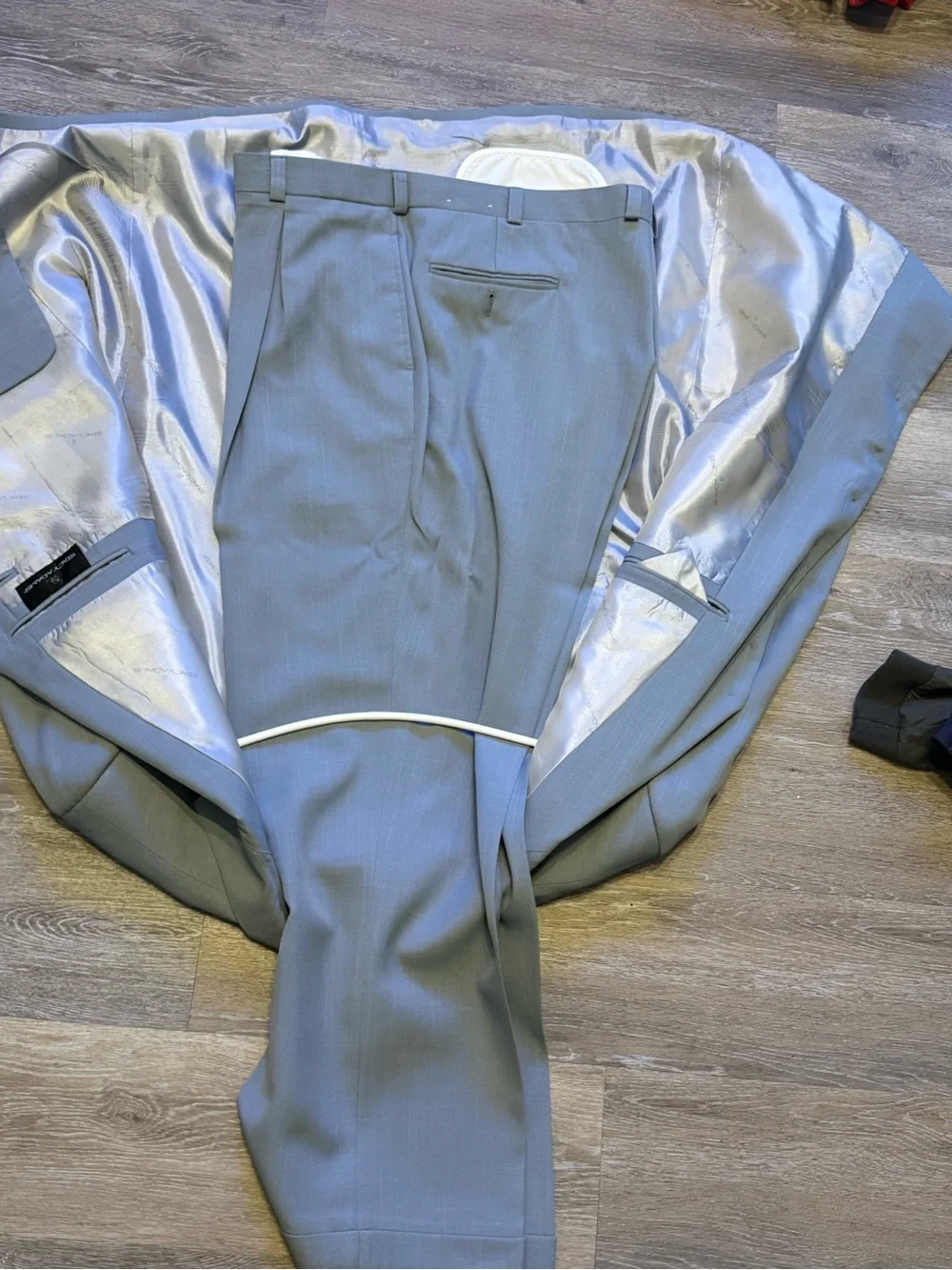 Men's Light Gray Tailored Suit - Classic 3-Button Style